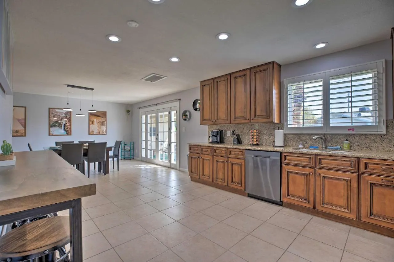 Modern Scottsdale Gem With Pool, Games, Patio And More 0*,  米国