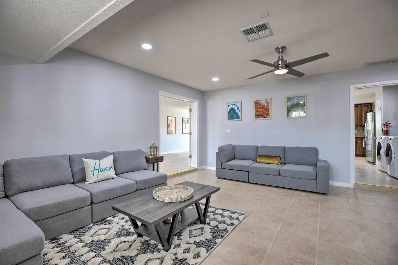 別荘 Modern Scottsdale Gem With Pool, Games, Patio And More 米国